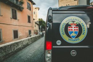 Furgone vigilanza privata in strada di citt&agrave;.
