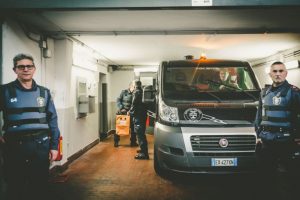 Guardie di sicurezza accanto a un furgone blindato.
