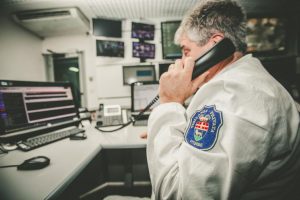 Operatore in uniforme bianca al telefono in ufficio.