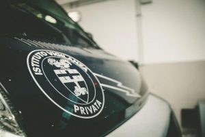 Logo di istituto di vigilanza privata su veicolo.