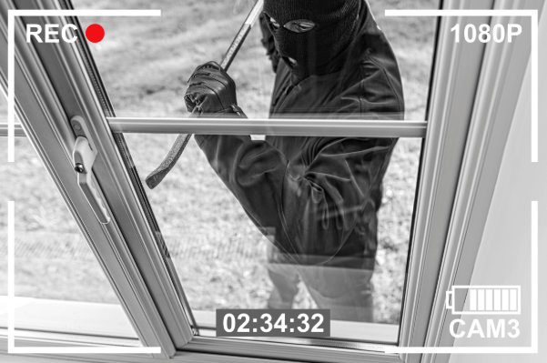 Persona mascherata tenta effrazione con piede di porco.