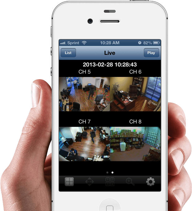 Smartphone con app di videosorveglianza, quattro telecamere visualizzate.
