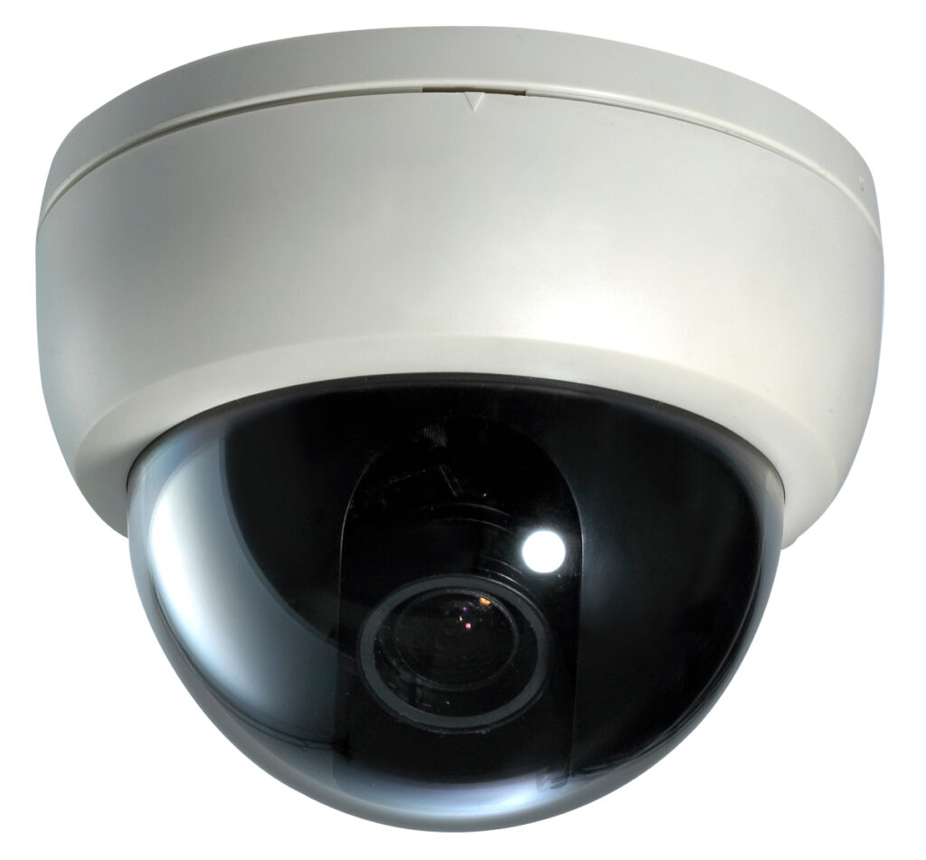 Telecamera di sorveglianza a cupola bianca.